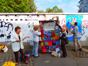 Hanna und die urbane strickhuelle, Art-Mauer 2012 in Chemnitz, Stadtteil Sonnenberg