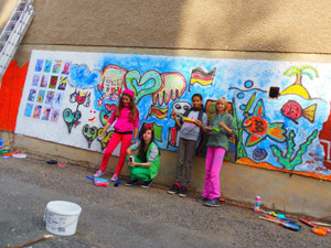 Kids vor der Art-Mauer auf dem Sonnenberg, 2012