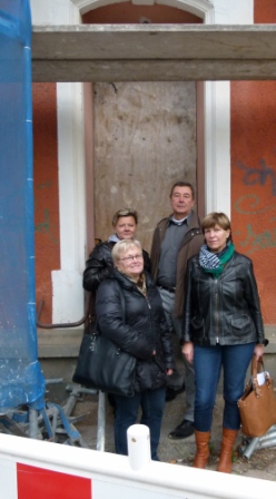 Diana und Horst Schreyer mit Renate Albrecht von der Eigentümer-Standortgemeinschaft, (links vorn) und Sybille Metzner